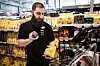 PIP: Robin Masoumi bruker en litenn scanner når han plukker varer til nettkundene.