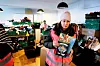 Frivillig Slavka Landell, som til vanlig jobber i Travel Retail Norway, prøver å finne ut i hvilken haug bladene hører hjemme.