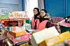 Sadina Hussain og Asma Toheen jobber vanligvis på taxfree ved Gardermoen. 21. desember delte de ut gaver på Fattighuset i Oslo.