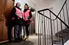 Nina Binderø og Agata Tuschowska sier hei til besøkende som passerer tredjeetasje.