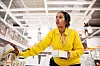 STÅR PÅ: – Jeg liker å jobbe, sier Faisa. Håpet er å bli fast ansatt i Ikea.