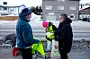 STØTTE FRA HK-LEDELSEN: HK-nestleder Christopher Beckham var innom de streikende med nye streikevester og oppmuntrende ord.