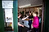 TRENGER DERE HJELP?: – Jeg har to store Ikea-poser med klær. Sønnen min har også noe han vil levere. Vi, som alle andre, har mye vi ikke trenger. Jeg hjelper gjerne til om dere trenger meg til noe, jeg har en fleksibel jobb, sier kunde Guro Soelberg Martinsen til blomsterdekoratør Synne Weberg og butikksjef Line Helle Andresen (t.v). Butikken Blomsterenga var i mange uker innsamlingssentral. Nå er det så mange som vil hjelpe at de må henvise til et stort lager i nabolaget.