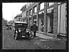 TIDLIG UTE: Dette bildet er tatt på høytorget i Tønsberg i 1921. Det viser en enkel bensinpumpe med Tigerbensin, forløperen til Esso. Pumpene ble plassert i veikryss og der trafikken var størst.