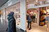 KLOKKA ER 10.00: Endelig kan kunder slippe inn.