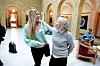 HJERTELIG MØTE: Mari Skogli møtte fungerende SV-partileder Kirsti Bergstø på Stortinget da den lovgivende forsamlingen vedtok at heltid er normen i arbeidslivet. Skogli er også SV-medlem - kanskje også lokalpolitiker etter kommunevalget til høsten.