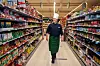 VIL FORHANDLE: Mette Wennberg vil diskutere tjenestepensjon med ledelsen i årets lokale forhandlinger. Hun jobber til vanlig i Coop Mega Madla, kjent som Norges største Mega-butikk.