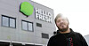 FORNØYD: Tariffavtalen har ikke bare gitt bedre lønn for Karwan Karimi og kollegene hos HelloFresh sitt pakkelager.