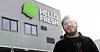 FORNØYD: Tariffavtalen har ikke bare gitt bedre lønn for Karwan Karimi og kollegene hos HelloFresh sitt pakkelager.