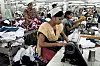 En dokumentar på svensk TV4 avslører umenneskelige arbeidsforhold for dem som syr klærne til H&M. Kvinnene på bildet jobber i en klesfabrikk i Bangladesh, som er et av landene som ligger i bunnsjiktet når det gjelder lønninger. Illustrasjonsbilde.