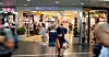 Oslo S er en travel togstasjon, også på søndager.
