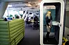 TELEFONKIOSK: May Britt Nynes liker ikke å ta alle telefoner i det åpne landskapet. Da tyr hun til en av telefonkioskene i lokalet.