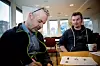 Lærerikt: Hans Hopen (t.h) jobber i SDI Media, et selskap som tekster og dubber filmer og TV-serier i Norge. Han vil ta med seg kunnskapen fra kurset tilbake på arbeidsplassen. Til venstre; Jon Nilsen fra Elkjøp på Vinterbro.