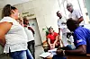 KLAR TIL FORHANDLINGER: Elcida Rikardo Gonzales (i rødt) og de andre tillitsvalgte er klare for forhandlinger. I alle fall rollespill.