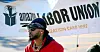 ORGANISERER I AMAZON: 33 år gamle Chris Smalls leder Amazon Labor Union, som forsøker å organisere de ansatte i selskapet. Her fra en markering i Staten Island i New York 21. oktober i fjor.