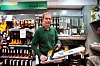 VET HVA HAN SELGER: Ola Skilbrigt har førstehåndskunnskap om de fleste varene som selges på Felleskjøpet. Som bonde var han kunde, nå er han selger.