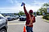 Unifor-aktivister aksjonerte for å få støtte blant de ansatte på Walmart-lageret.