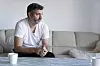 I denne sofaen har Kristoffer Jørgensen sittet mye og sjekket jobb-appen for ledige vakter.