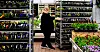 I SESONG: Hilde Hamra ruller ut kundefavoritten stemorblomst. Både perioden før påske og før sommeren er travle tider på Plantasjen.