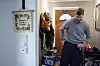 Kristoffer Jørgensen kler seg godt for å kjøre moped til jobb.