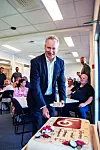 FØRSTEMANN: Statsråd Jon-Ivar Nygård fikk åpne kakefesten.