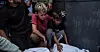 De sørger over familie som ble drept da en drone utstyrt med missiler fra Israels militære angrep en strandkafé i Gaza by 18. august. Et spedbarn og fem andre mennesker ble drept i angrepet. Mange ble såret.
