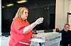 DAGLIG LEDER: Berit Madsen mener rekruttering er viktig. I bakgrunnen lytter Torbjørn Ness.