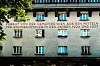 Det var bystyret i den såkalte «Røde Wien»-perioden i mellomkrigstiden som satte i gang med storstilt offentlig boligbygging. Bygården Rabenhof er bygget «med midler fra boligskatten» står det stolt på veggen her.