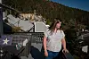 Sarah Henriksen på en terrasse med utsikt over boligområdet og skogkledde åser i Krokstadelva.