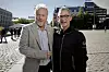 Raymond Johansen fra Norsk Folkehjelp takker Christopher Beckham i Handel og Kontor for støtten.