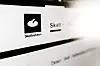 Skatteetatens logo og teksten «Skatt» på et delvis uskarpt dokument.