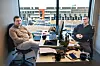 To HK-tillitsvalgte sitter ved et møtebord på et kontor med utsikt over byen.